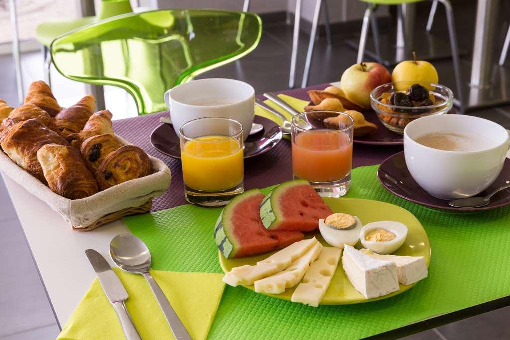 The Originals City, Hotel Des Lys, Dreux Amenities photo